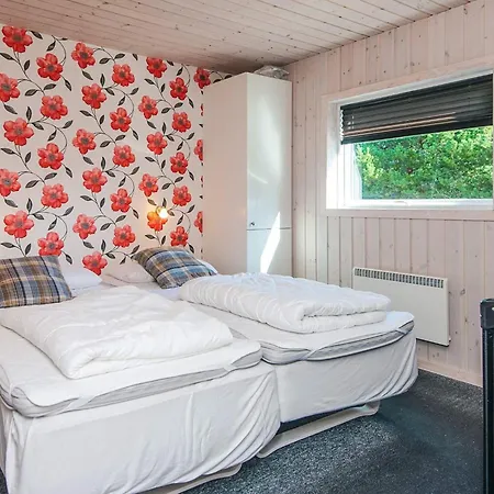 6 Person In Romo-by Traum